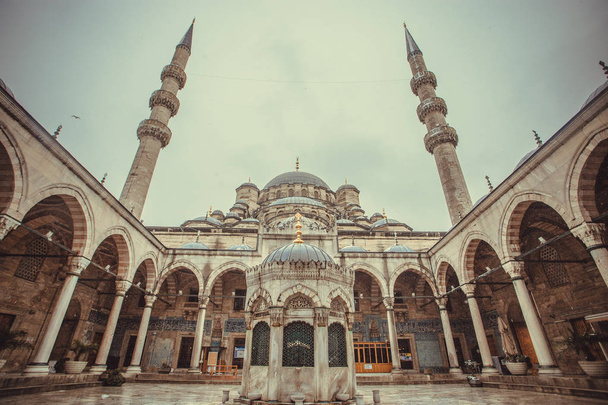 24,2016 Istanbul, Turcja grudzień: Nowy Meczet (Yeni Camii). Nowy Meczet jest imperial meczetem w 1665, usytuowany w Stambule, Turcja - Zdjęcie, obraz