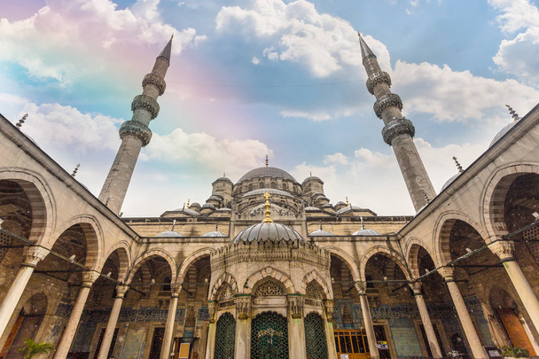ISTANBUL / TURCHIA - 24 DICEMBRE 2016: La nuova moschea (Yeni Camii). La Nuova Moschea è una moschea imperiale ottomana completata nel 1665, situata a Istanbul, Turchia
 - Foto, immagini