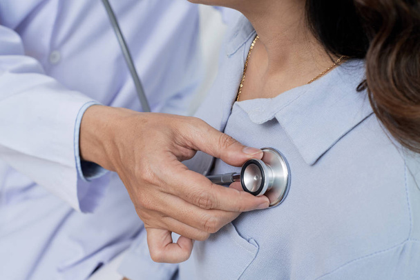 Close-up beeld van dokter hart van vrouwelijke patiënt beluisteren - Foto, afbeelding