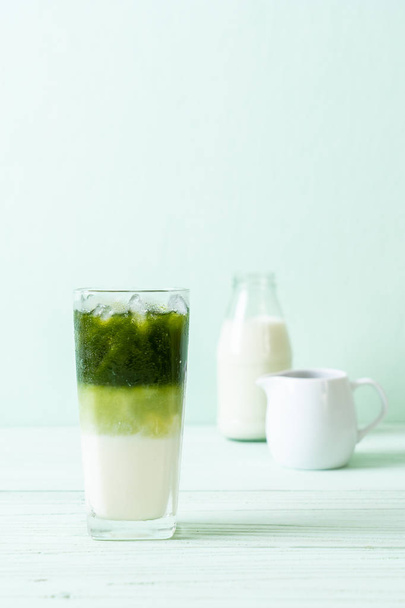 iced matcha green tea latte with milk - Foto, Imagem