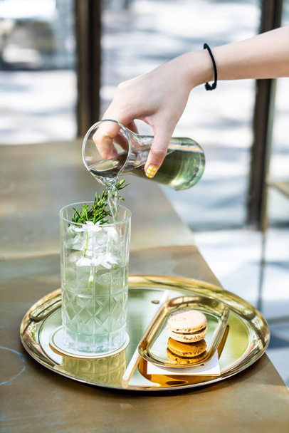 iced green tea with macaroon - Zdjęcie, obraz