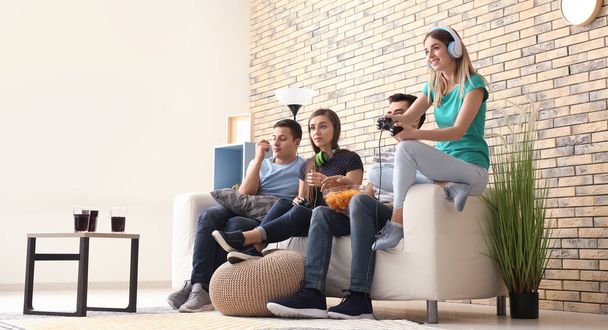 Молоді люди грають у відеоігри вдома
 - Фото, зображення