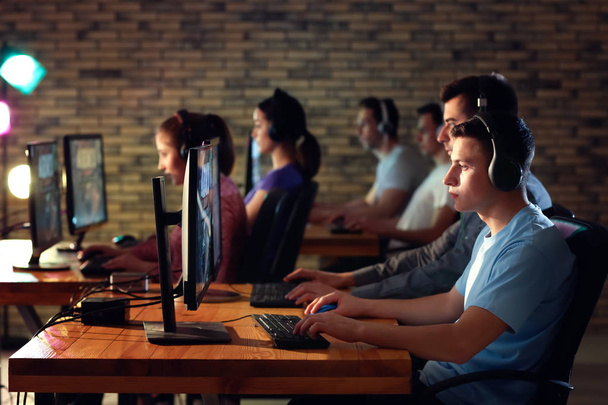Молоді люди грають у відеоігри на турнірі
 - Фото, зображення