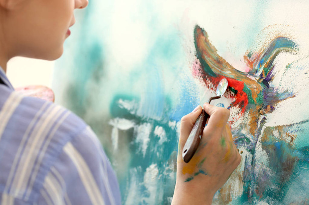 Жіночий художник малює картини в майстерні
 - Фото, зображення