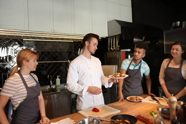 Chef et groupe de jeunes pendant les cours de cuisine
 - Photo, image