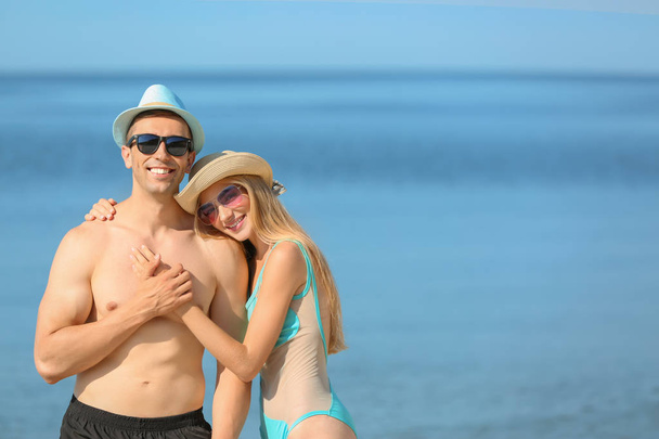 Jovem casal feliz perto do mar no dia de verão
 - Foto, Imagem