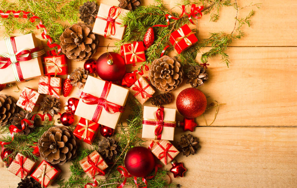 Fondo de Navidad o Año Nuevo: juguetes de vidrio de colores, decoraciones y regalos sobre fondo de madera
 - Foto, imagen