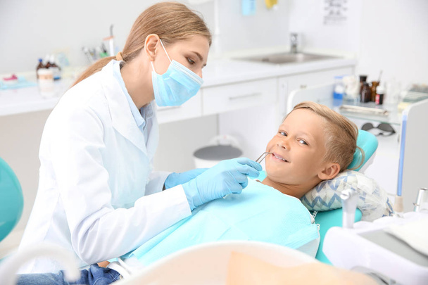 Οδοντίατρος εξετάζει τα δόντια του μικρού αγοριού στην κλινική - Φωτογραφία, εικόνα