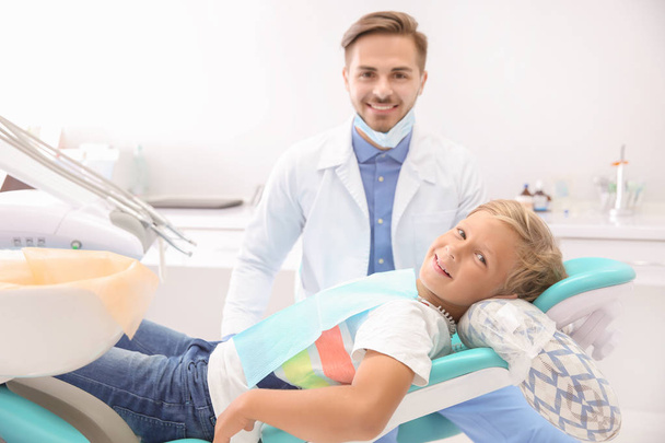 Zahnarzt untersucht Zähne des kleinen Jungen in Klinik - Foto, Bild