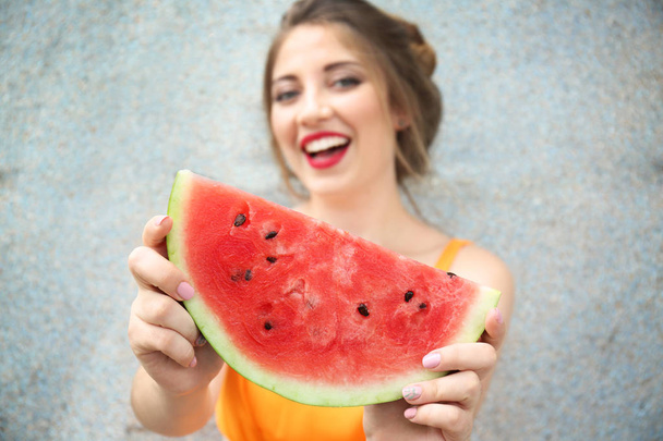 schöne junge Frau mit Scheibe leckerer Wassermelone im Freien - Foto, Bild