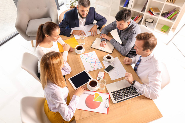 Встреча бизнес-команды, работающей в офисе
 - Фото, изображение