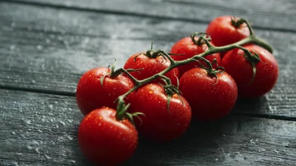 Rama con tomates cherry
  - Metraje, vídeo