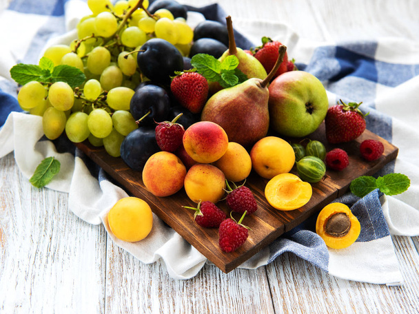 Frisse zomer fruit op een oud houten tafel - Foto, afbeelding