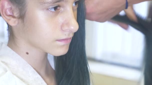 close-up, Professional hairdresser. process of painting the hair of a brunette girl with a toning tonic for hair. Blue colour. hair styling, curls. - Záběry, video
