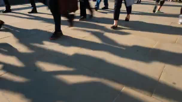 ラッシュアワーのロンドンで通勤の足の時間の経過パン ブリッジ ロンドン  - 映像、動画