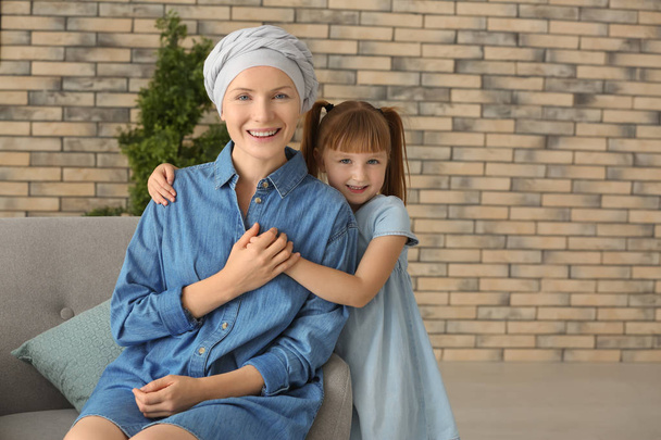 Little girl and her mother after chemotherapy at home - Foto, Imagen
