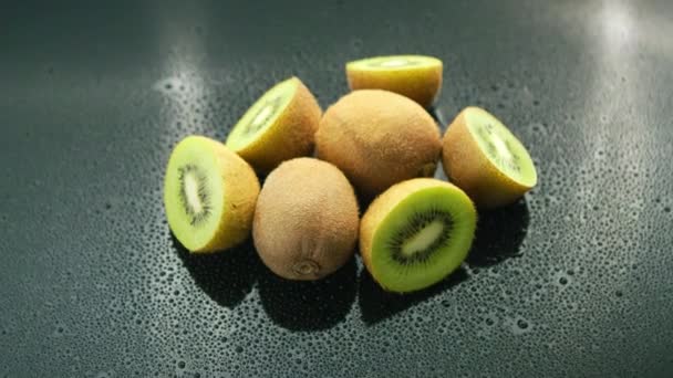 Celé a řezané Kiwi na stole  - Záběry, video