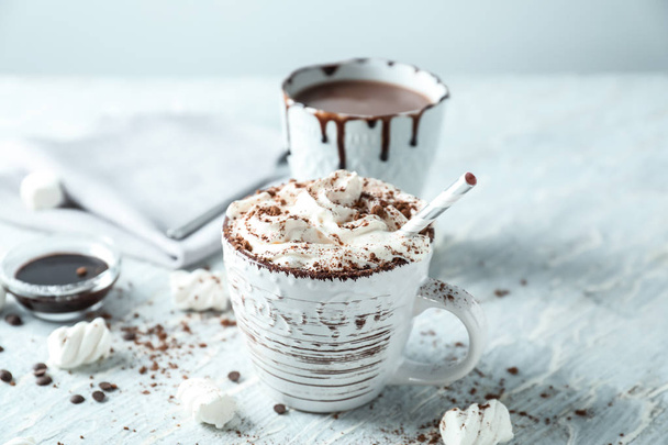 Bardak leziz kakao ve şekerleme masa lambası üzerinde - Fotoğraf, Görsel