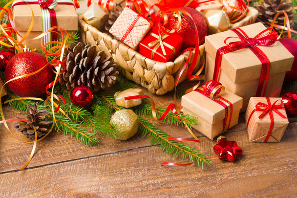 Різдвяний або новорічний фон: кольорові скляні іграшки, прикраси та подарунки на дерев'яному фоні
 - Фото, зображення