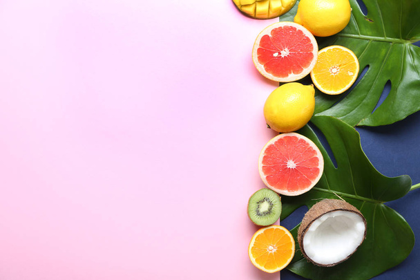 Плоска композиція з різними смачними фруктами на кольоровому фоні
 - Фото, зображення