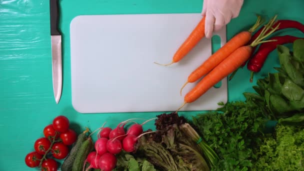 szakács sárgarépa hozza az asztalra - Felvétel, videó