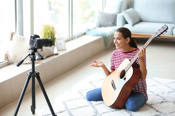 Jovem músico feminino gravação de vídeo dentro de casa
 - Foto, Imagem