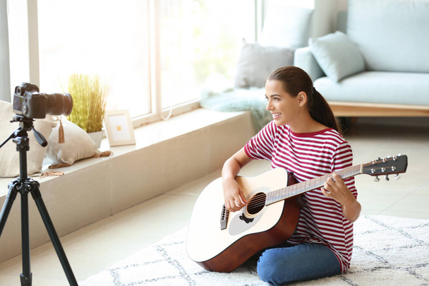 junge Musikerin nimmt Video im Haus auf - Foto, Bild