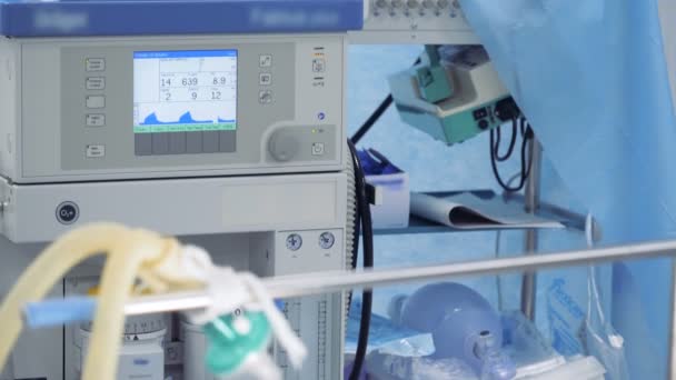 Set di apparecchiature mediche funzionanti in una sala operatoria
 - Filmati, video
