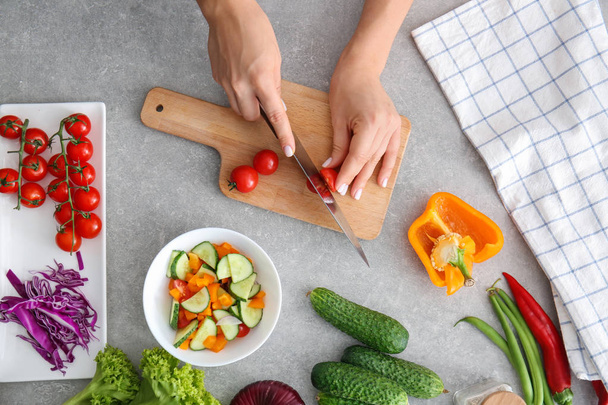 Nő előkészítése növényi saláta, konyhában, felülnézet - Fotó, kép