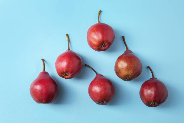 Tasty ripe pears on color background - Фото, зображення