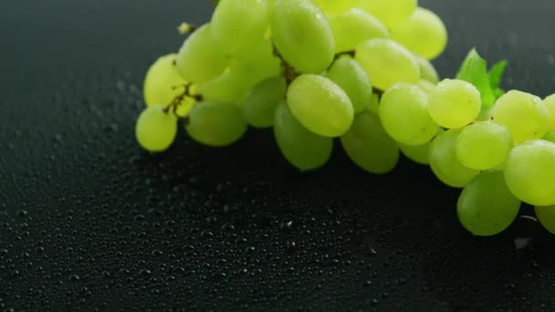 Vihreät viinirypäleet märkäpöydällä
  - Materiaali, video