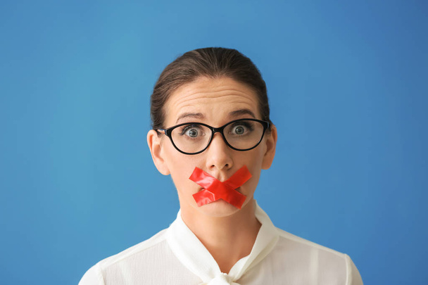 Emotionele vrouw met getapete mond op achtergrond in kleur. Dieet concept - Foto, afbeelding