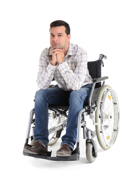 Νεαρός άνδρας σε αναπηρικό καρότσι σε λευκό φόντο - Φωτογραφία, εικόνα