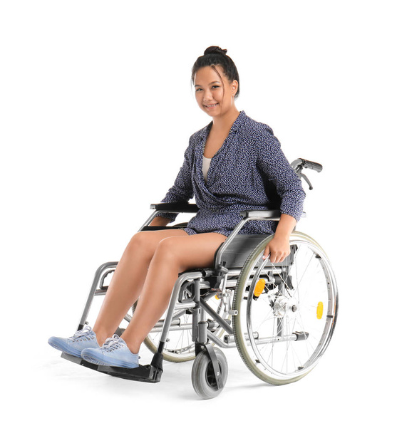 Asian kobieta na wózku inwalidzkim na białym tle - Zdjęcie, obraz