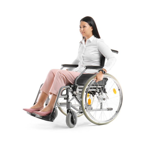 Mujer asiática en silla de ruedas sobre fondo blanco
 - Foto, Imagen