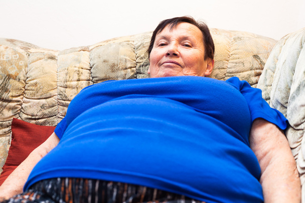 Obèse femme âgée souriant
 - Photo, image