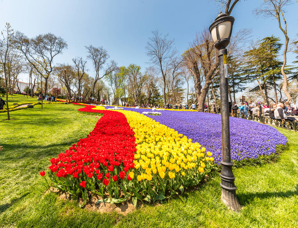 Tradiční Festival tulipánů v Emirgan Park, historický městský park v Sariyer čtvrti. Turisté i místní navštívit a strávit čas. Istanbul,Turkey.15 duben 2017 - Fotografie, Obrázek