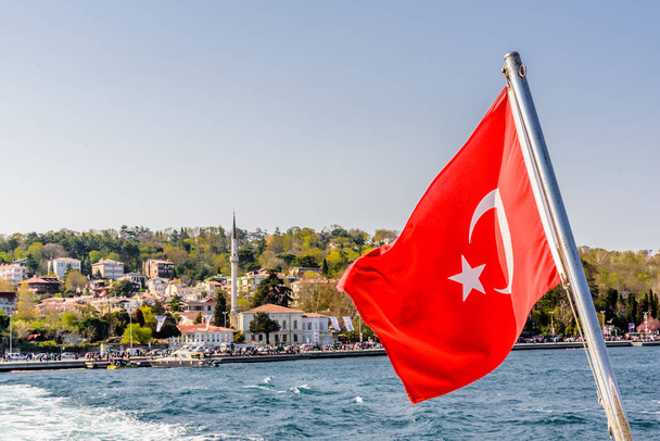 Θέα του Βοσπόρου, στην ακτή και στη θάλασσα στον κόλπο από το πορθμείο με τουρκική σημαία στον άνεμο, Beykoz στην Κωνσταντινούπολη, Τουρκία - Φωτογραφία, εικόνα