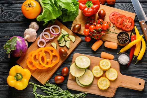 Cutting boards and many fresh vegetables on wooden background - Foto, Imagen