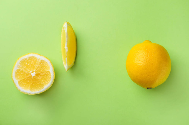 Citrons mûrs sur fond de couleur
 - Photo, image