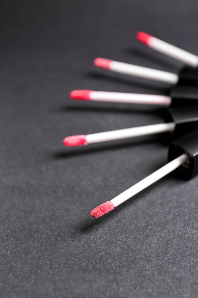 Pinceaux avec rouge à lèvres de couleur sur fond gris
 - Photo, image