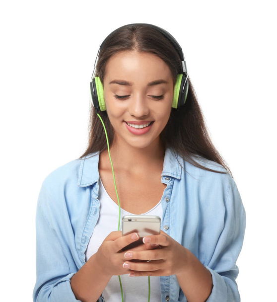 mooie jonge vrouw luisteren naar muziek op witte achtergrond - Foto, afbeelding