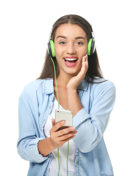 mooie jonge vrouw luisteren naar muziek op witte achtergrond - Foto, afbeelding