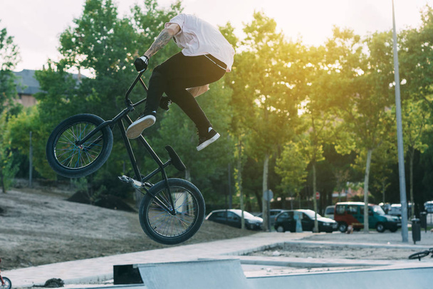 BMX Rider In Skatepark opleiding buiten - Foto, afbeelding