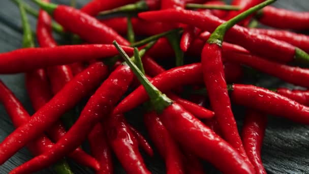 červené chilli papričky v detailním - Záběry, video