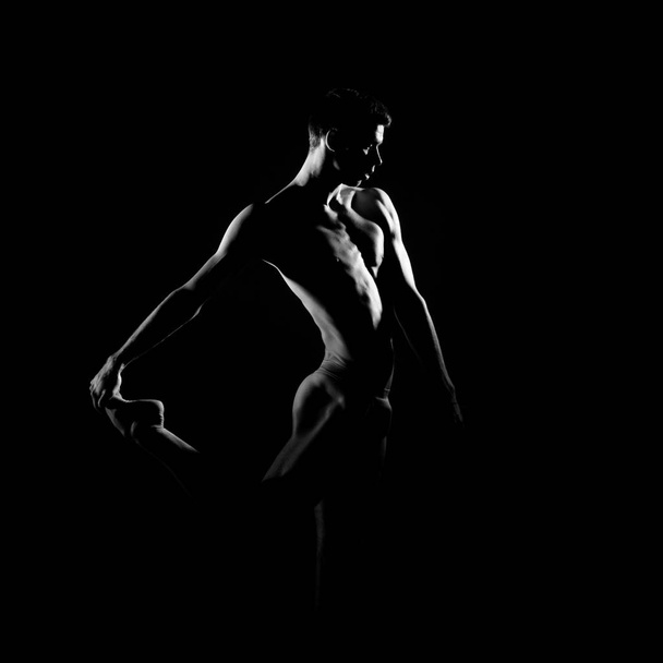 Fekete és fehér sziluettjét nyoma a férfi balett-táncos. - Fotó, kép