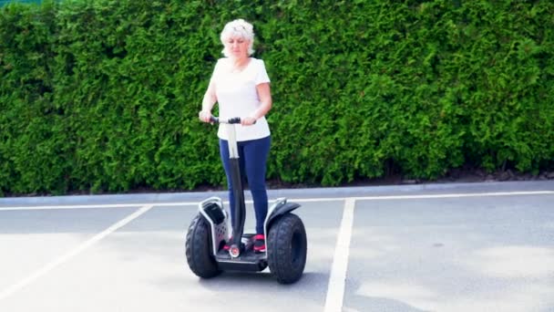 Woman riding in circles on a Electric Personal Transporter - Materiał filmowy, wideo