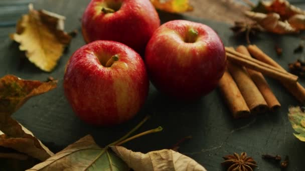 Μήλα με καρυκεύματα στο τραπέζι - Πλάνα, βίντεο
