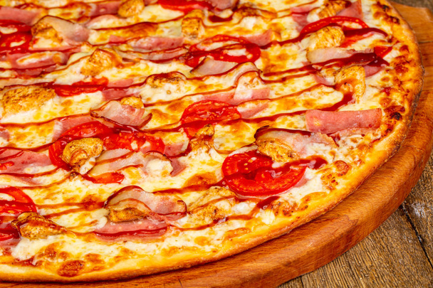 Pizza met worst en kaas - Foto, afbeelding