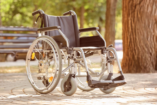 Boş modern tekerlekli sandalye park - Fotoğraf, Görsel